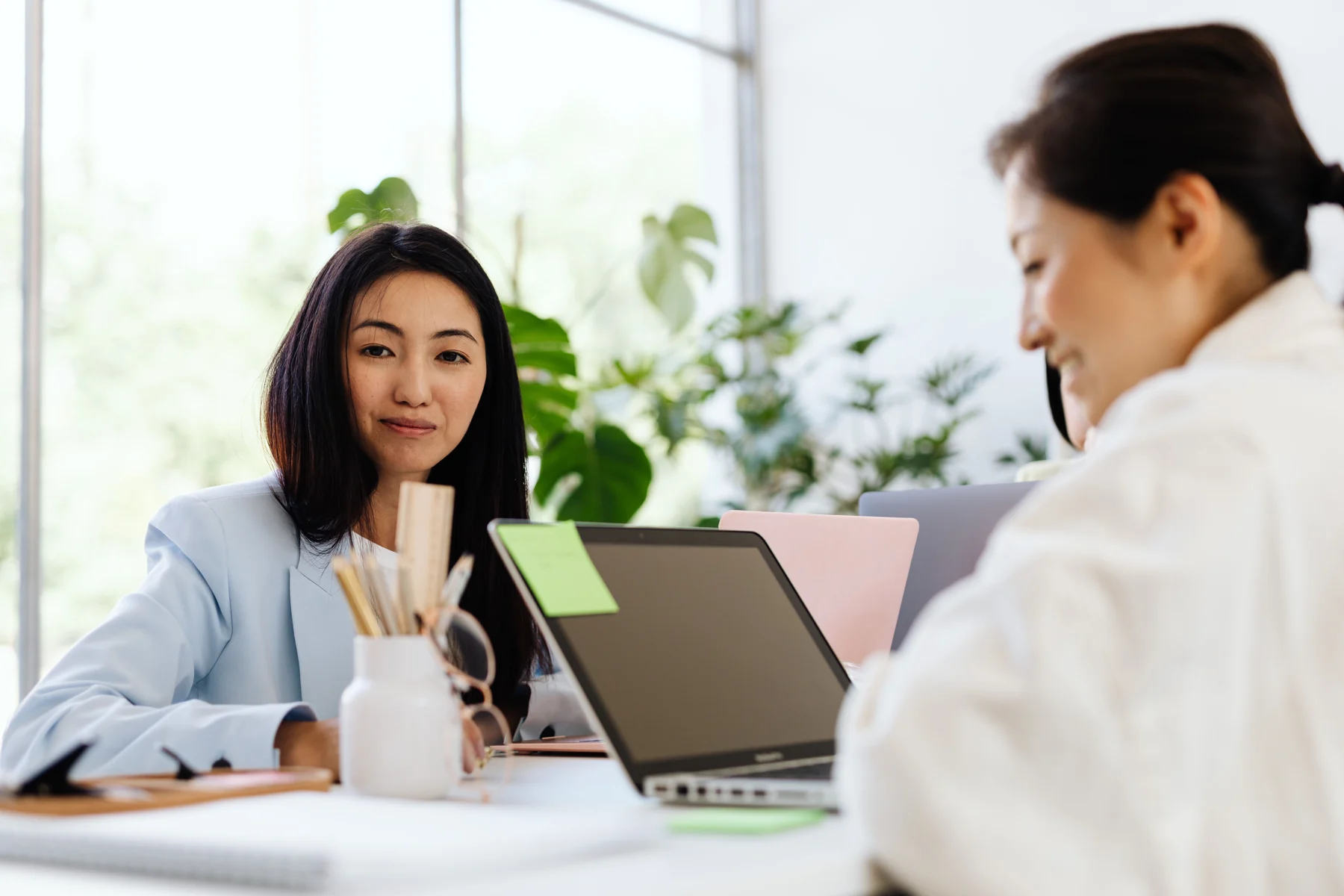 日々の仕事に取り組む女性たちのイメージ