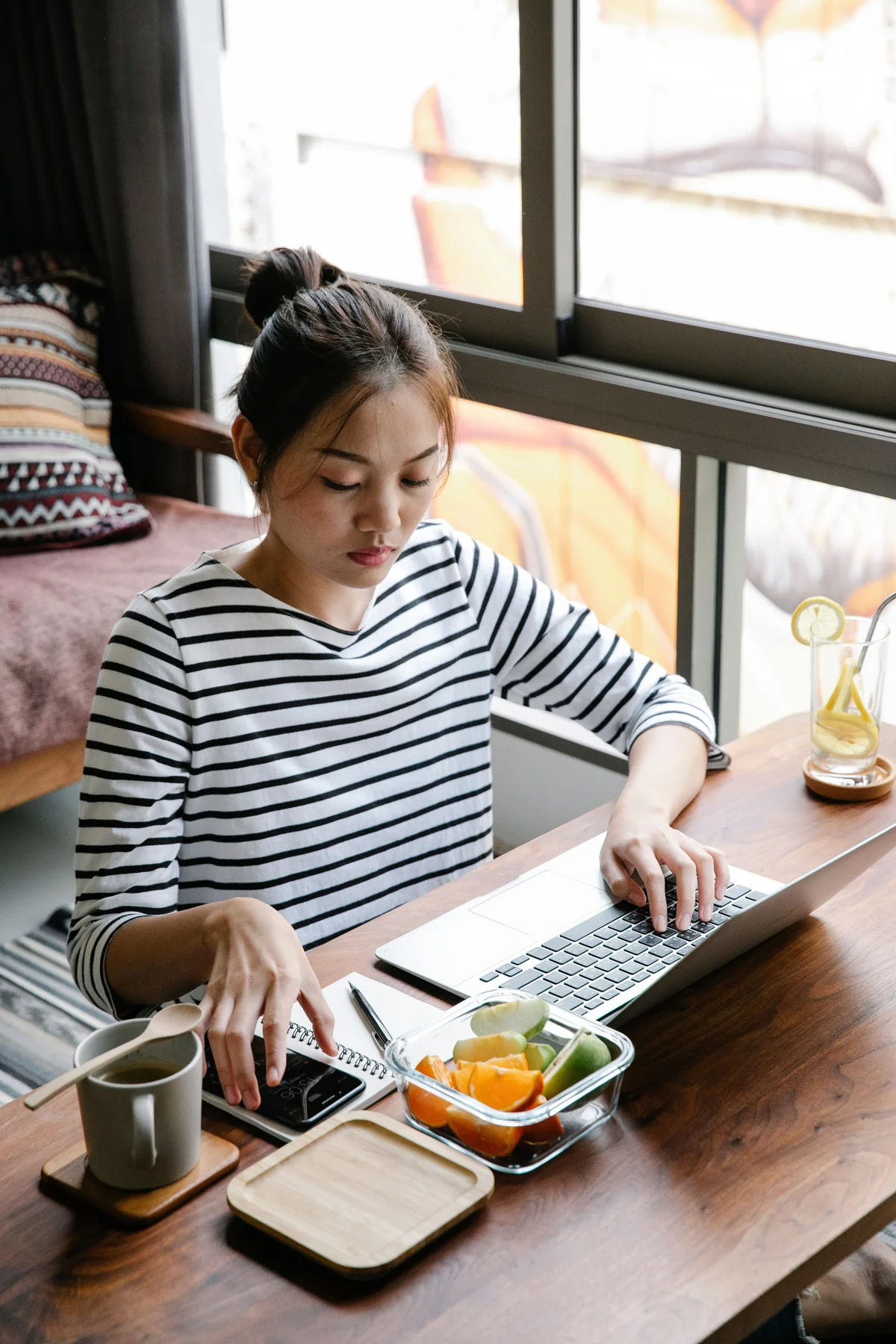 仕事や対話に取り組む女性のイメージ